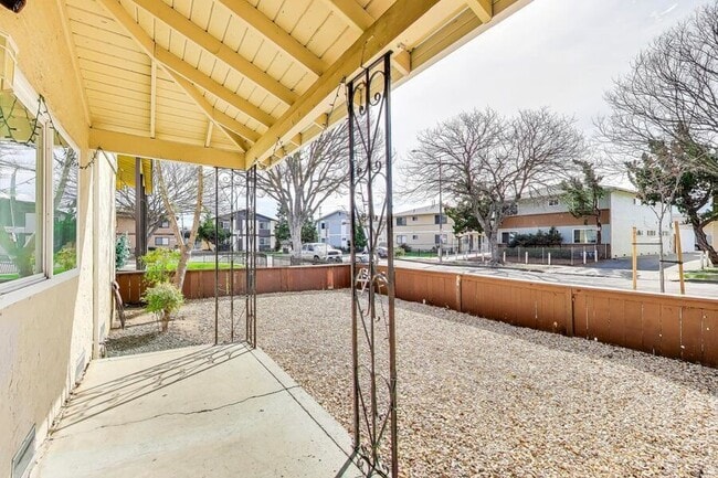 Building Photo - 5677 Hoffman Ct