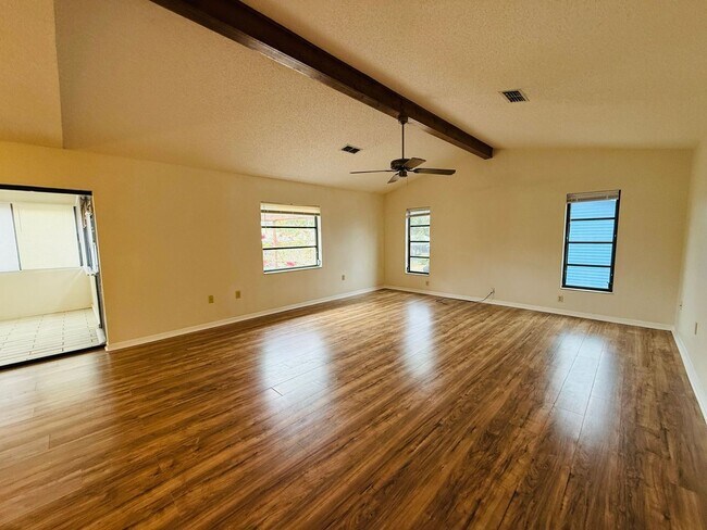 Building Photo - 2 Bedroom 2 bathroom home for Rent in Weeki Wachee FL!