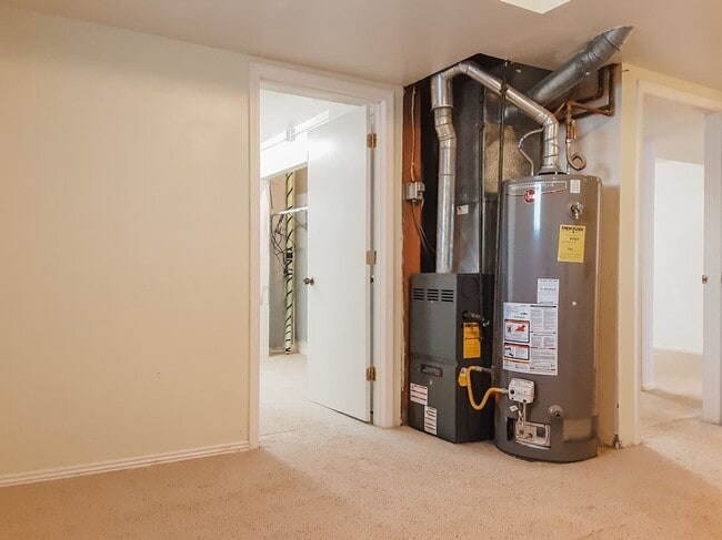 Building Photo - PET FRIENDLY 3 BED/ 2 BATH WITH GARAGE