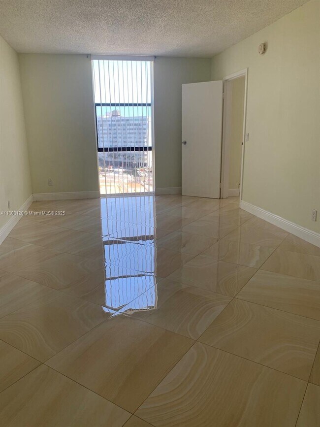 Building Photo - 13499 Biscayne Blvd