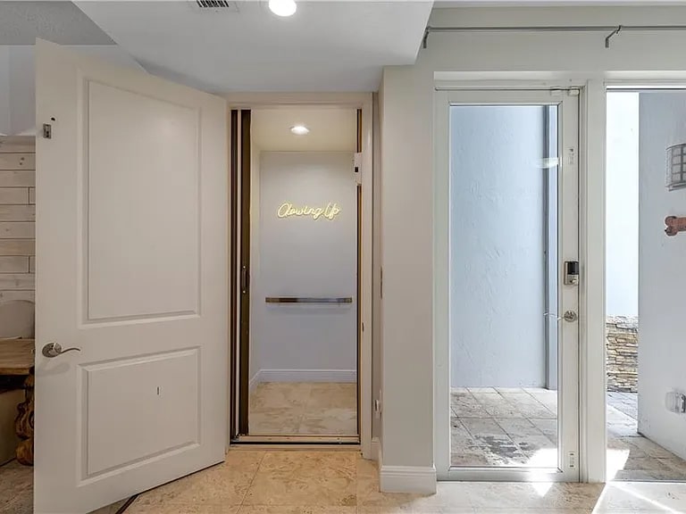 Building Photo - 302 NE 8th Ave