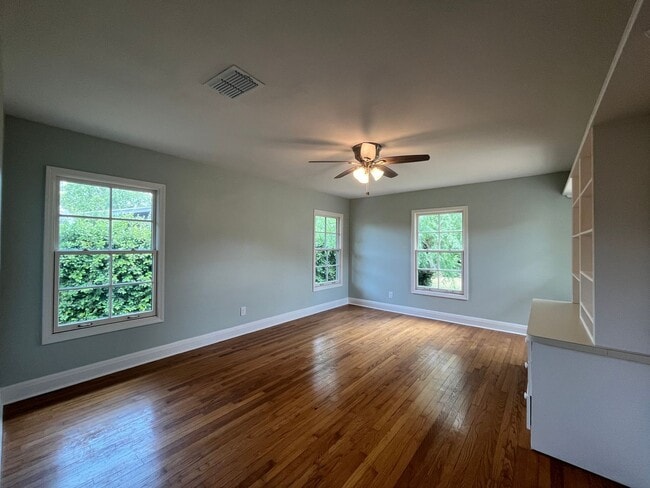 Building Photo - UPDATED HOME IN LAMAR PARK!!