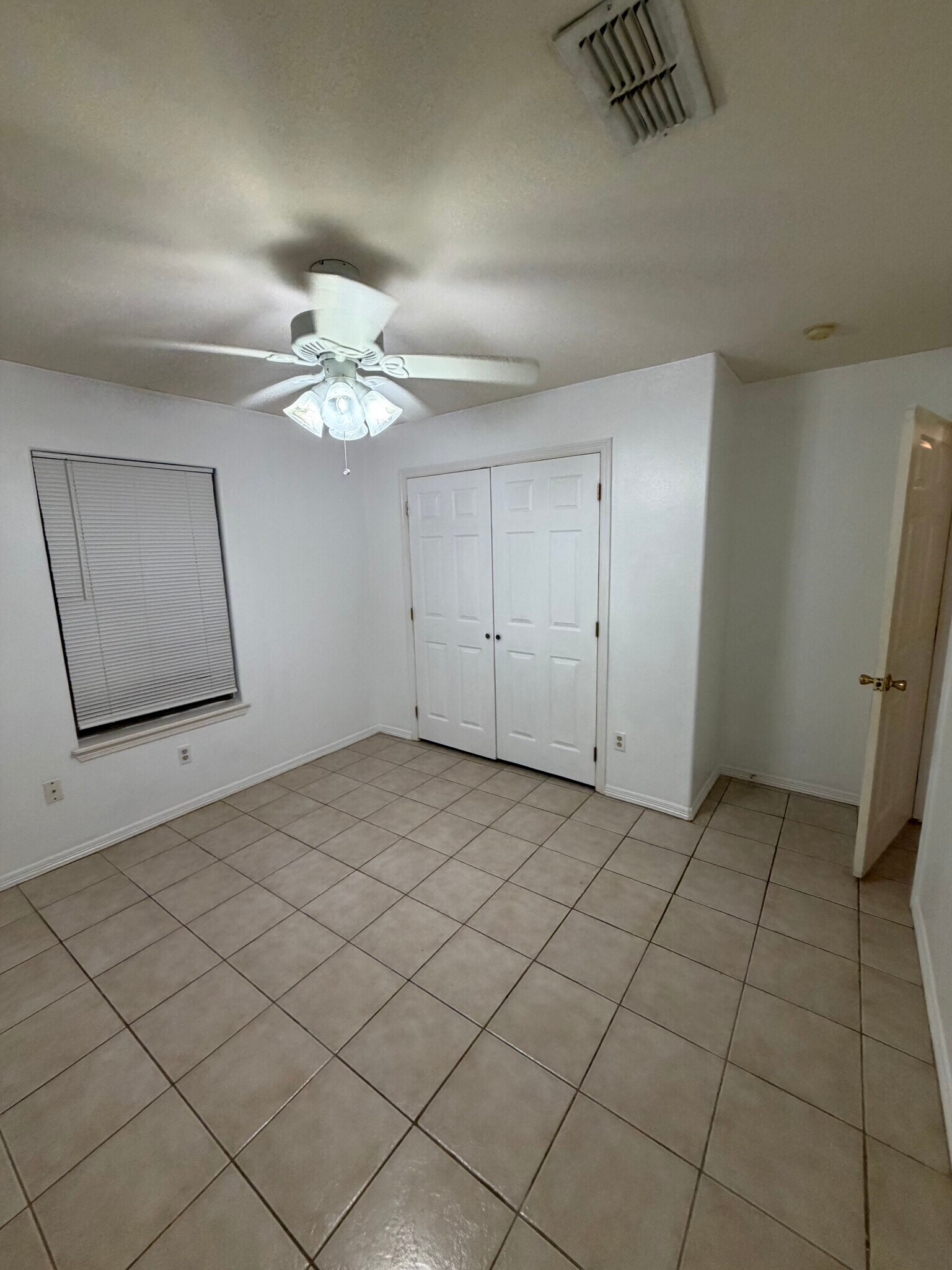 Building Photo - 2104 Paradise Dr