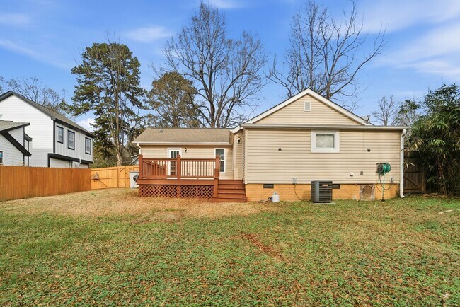 Building Photo - 3 Bedroom Home with a deck in Plaza-Midwood!