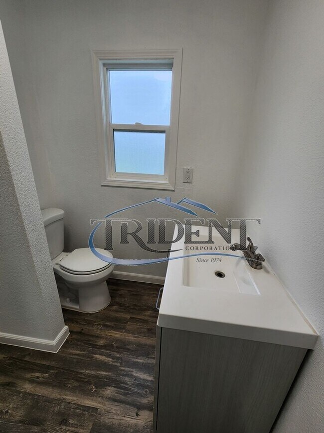 Building Photo - 2 bedroom, 2 bath house, plus a bonus room, located in the country.