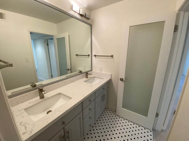 Building Photo - Gorgeous Remodeled 1BR Condominium in Sharon Heights