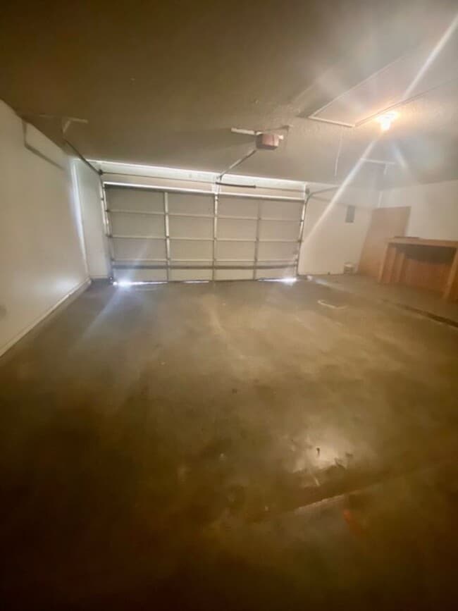 Building Photo - 2 Bedroom Townhouse near Tennis Center
