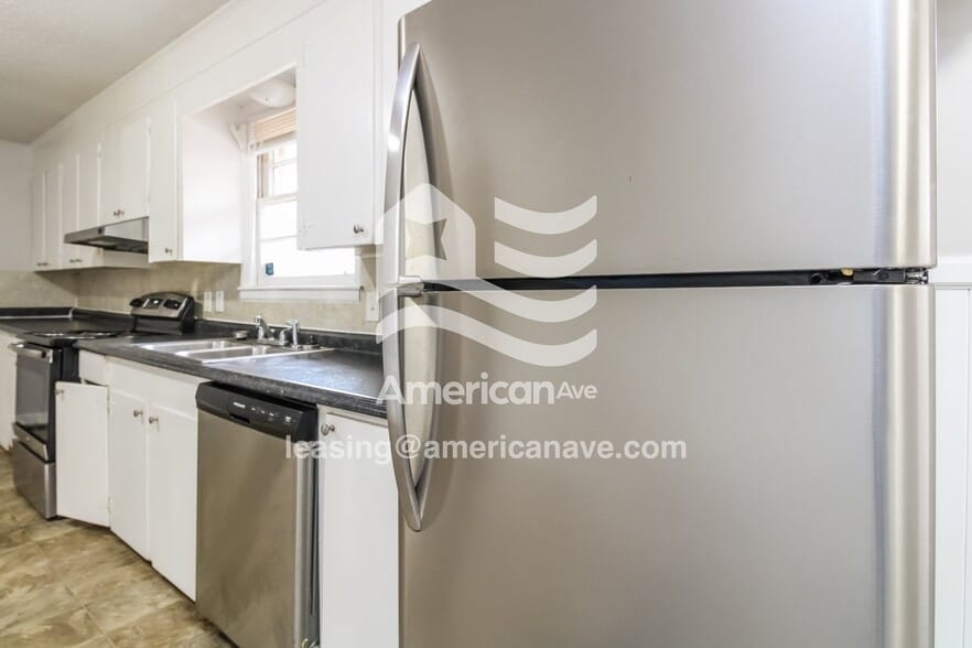 Building Photo - 2342 Center St