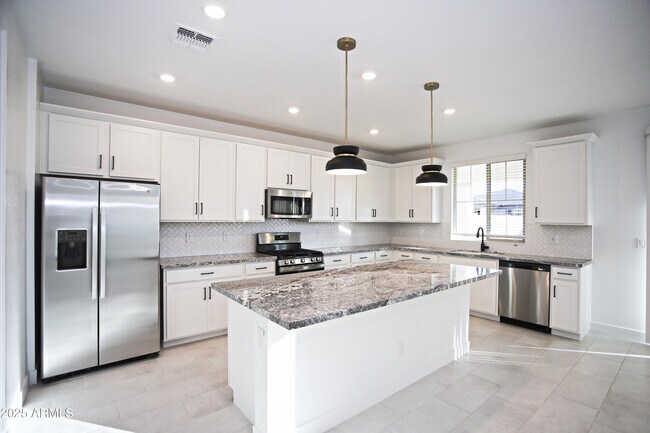 Building Photo - 773 W Lark Dr