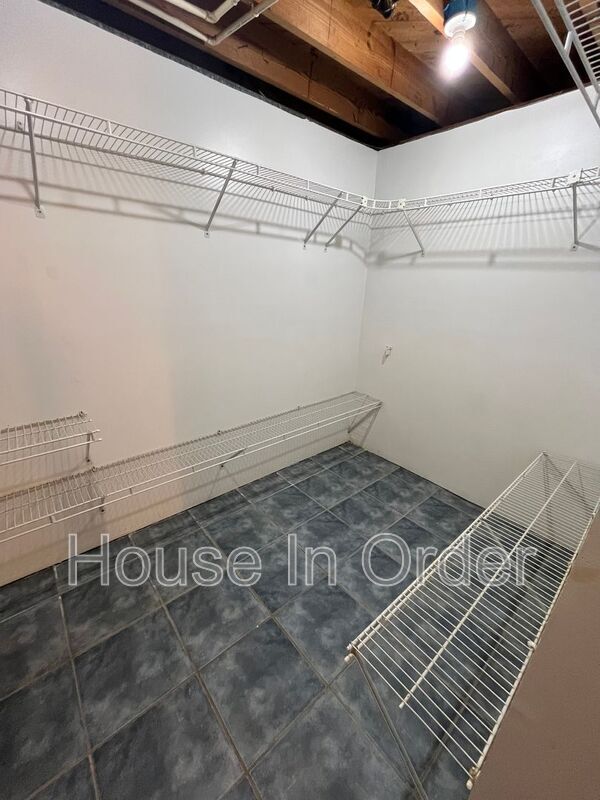 Building Photo - 12 Looking Glass Ln