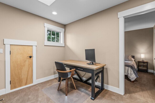 Building Photo - Grand Northwest Crossing Home. Fully furnished monthly rental. Walk to Compass Park. All Utilitie...