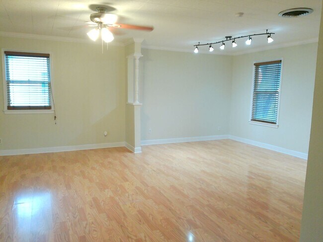 Building Photo - 4026 Brentwood Dr