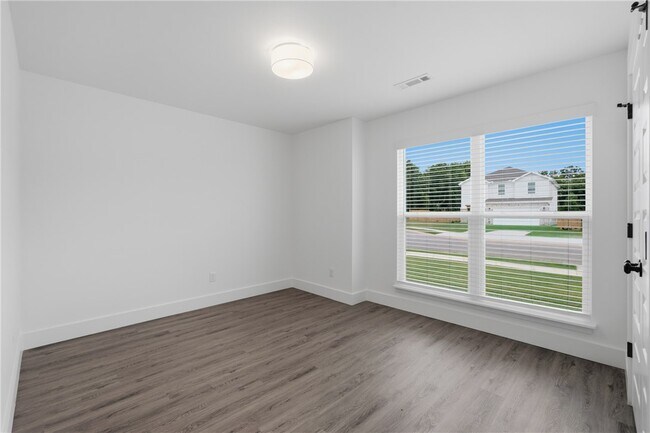 Building Photo - 5127 Vista Ave
