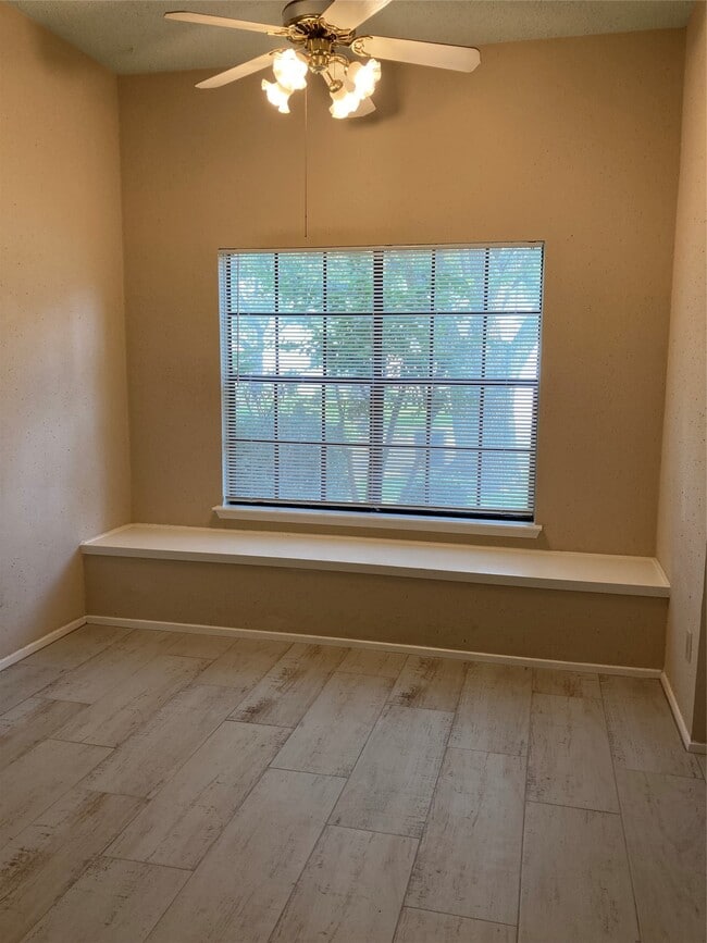 Building Photo - 2015 Shorewood Ln