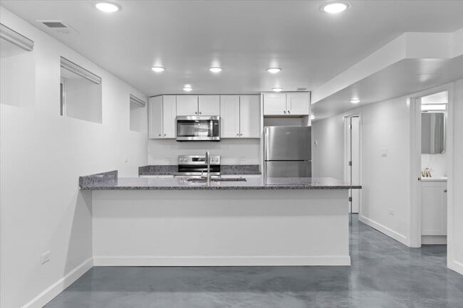 Building Photo - 722 S Laflin St