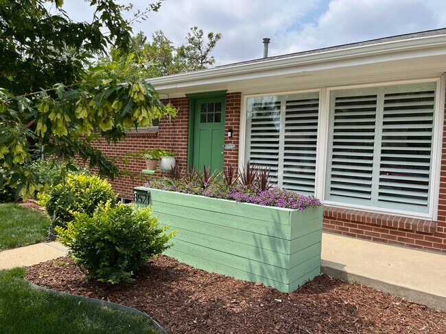 Building Photo - 8521 Crescent Dr