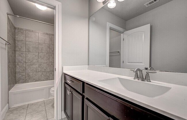 Building Photo - 5821 Viejo Dr