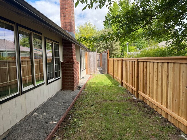 Building Photo - Beautifully updated 3 bedroom, 2 bath house in Eugene!