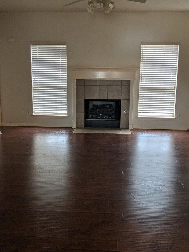 Building Photo - 8005 Blue Bonnet St