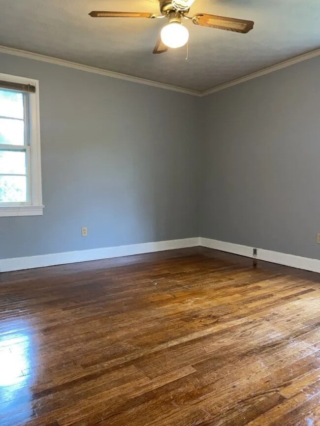 Building Photo - 3 Bedroom 2 Bathroom