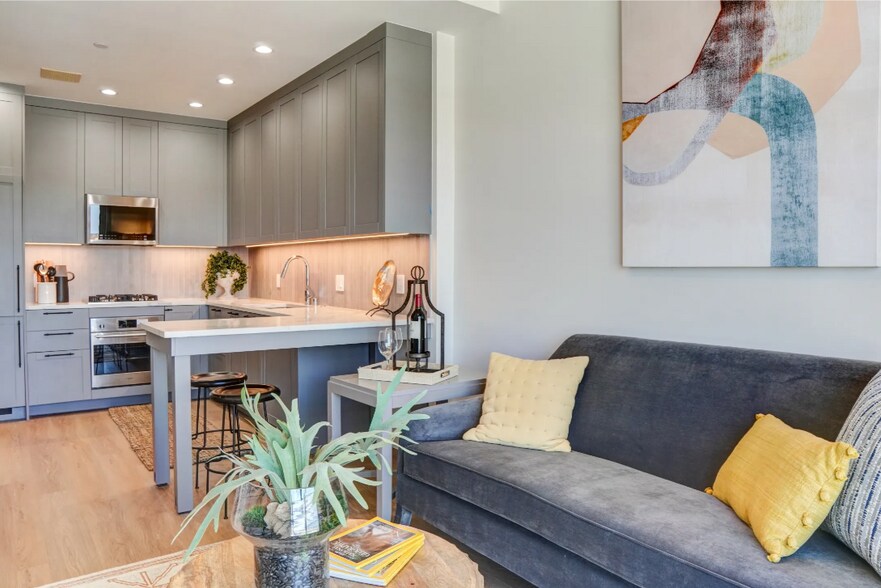 Building Photo - 5768 W 3rd St