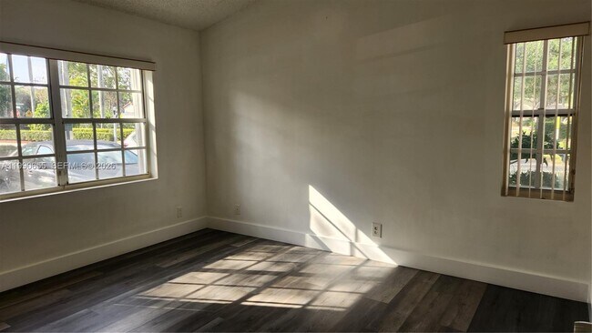 Building Photo - 1365 Springside Dr