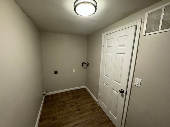 Building Photo - $1195- 3 bed 2 bath with upstairs bonus ro...