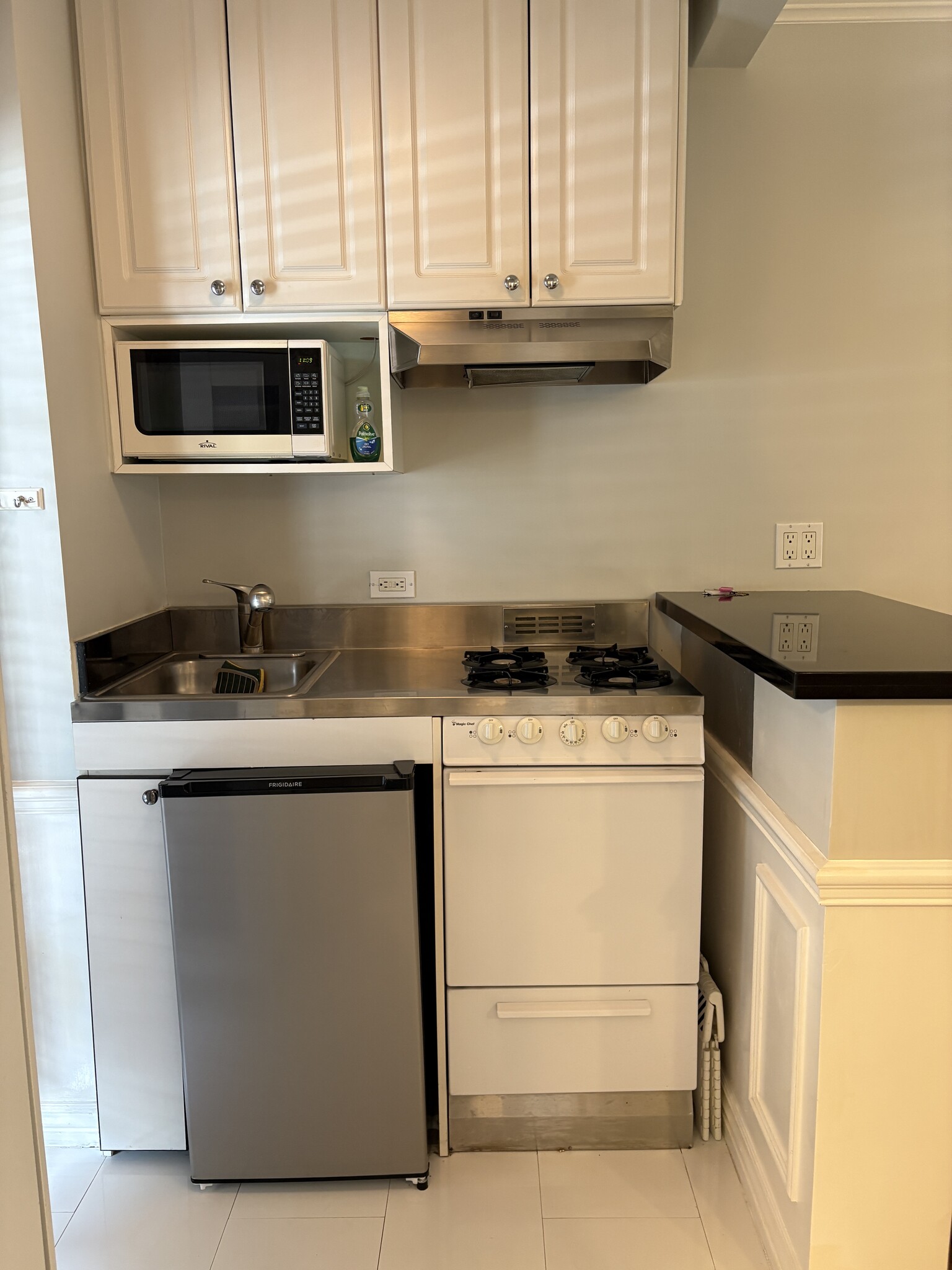 kitchen - 805 N McCadden Pl