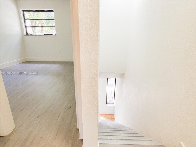 Building Photo - 1901 NW S River Dr