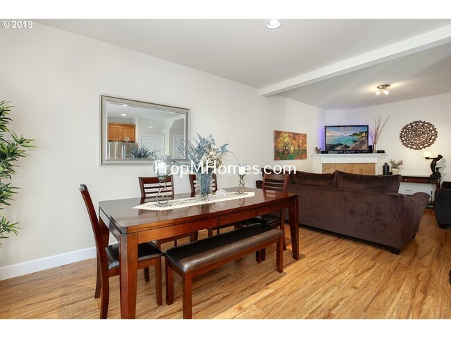 Building Photo - Charming Damascus Three Bedroom Townhome i...