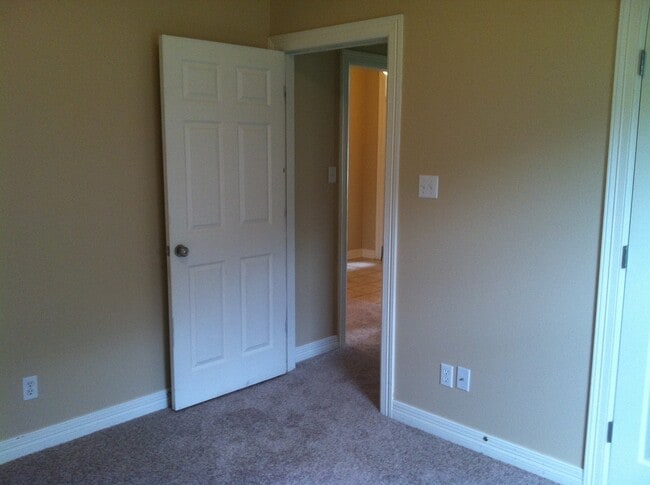 Building Photo - DOGWOOD SOUTH-GATED COMMUNITY-NICE HOME-CLOSE TO BAFB