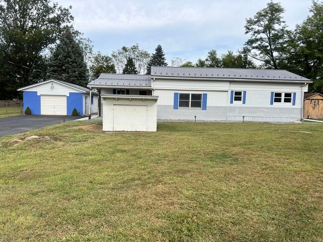 Building Photo - Pet-Friendly single family with large deta...
