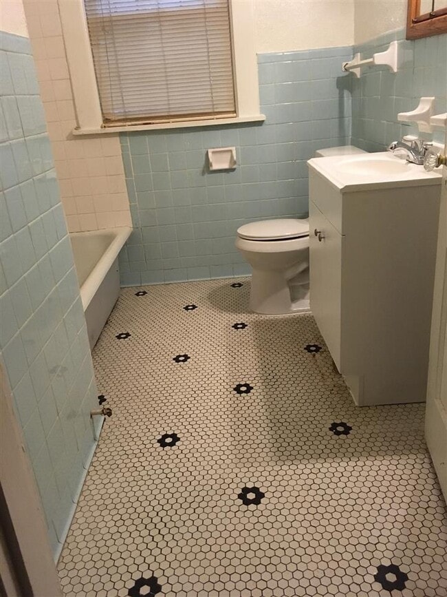 Building Photo - 2526 Yale Ave