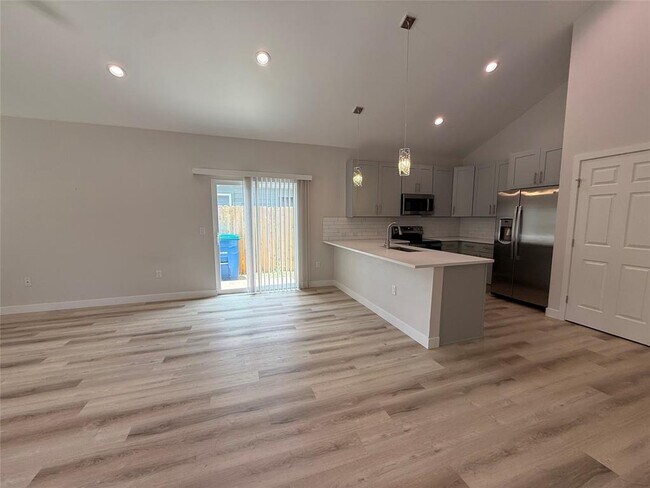 Building Photo - 817 5th