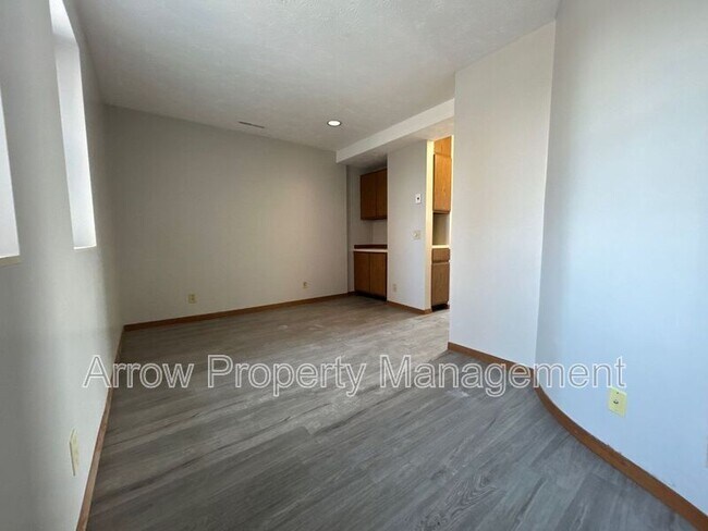 Building Photo - 208 E 5th St