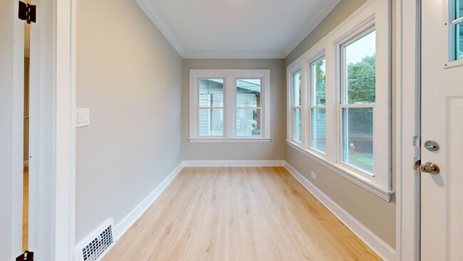 Building Photo - For August Move-In - West Blvd Area - 2 Bedroom Single Family Home