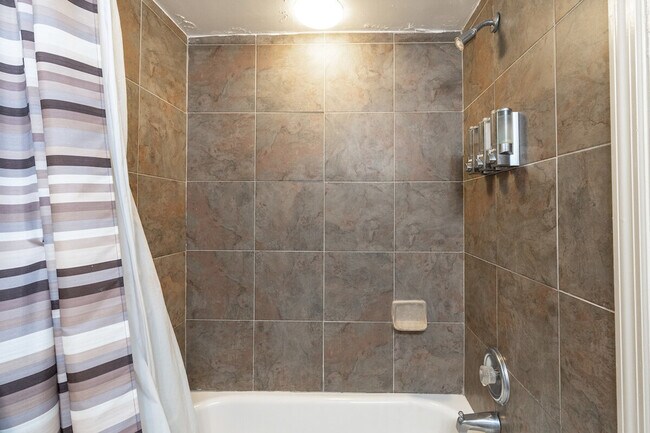 Building Photo - 1344 Potomac Ave SE