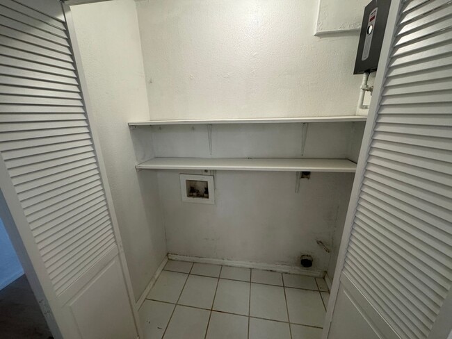 Building Photo - 3 bedroom, 2 bath 2 car garage home for re...