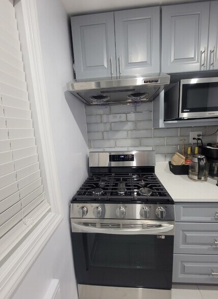 Building Photo - 22414 Kingsbury Ave