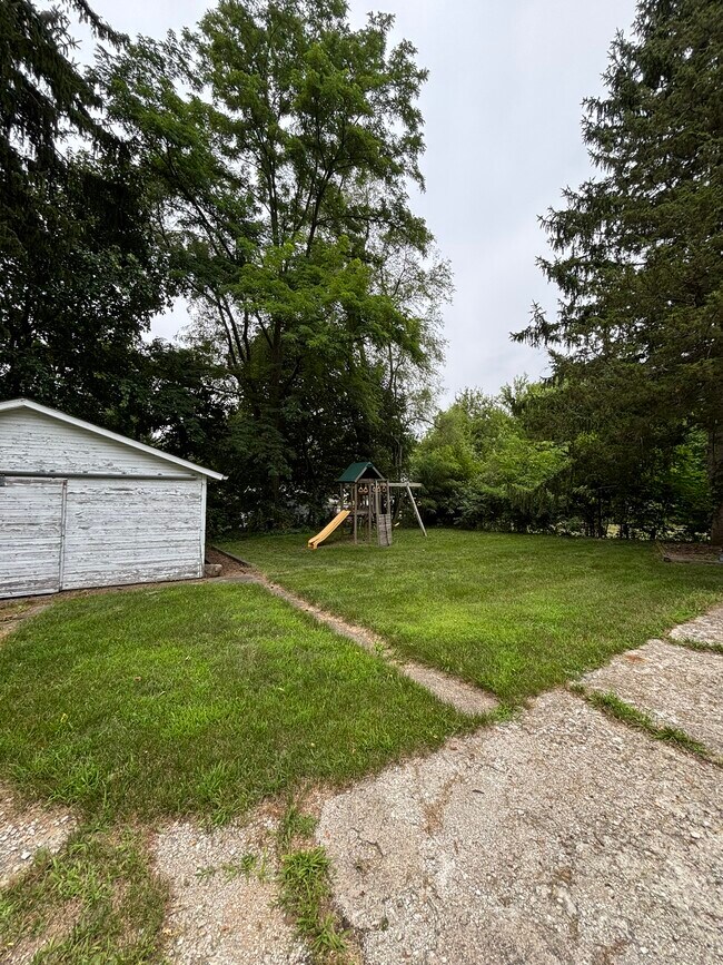 Building Photo - 825 Burr Oak St