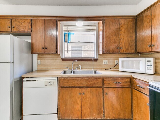 Building Photo - Charming West Norman Duplex