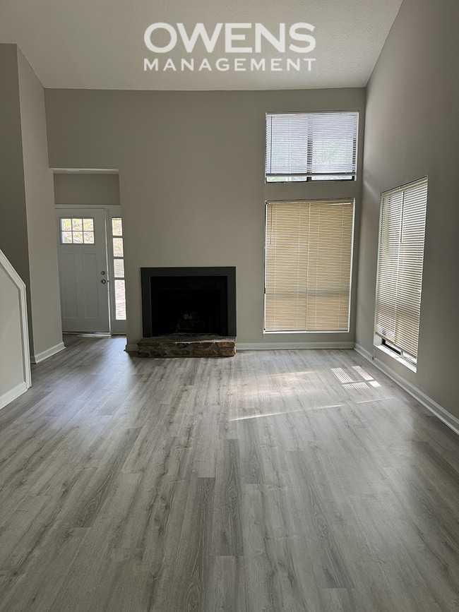 Building Photo - North Hall Duplex Available