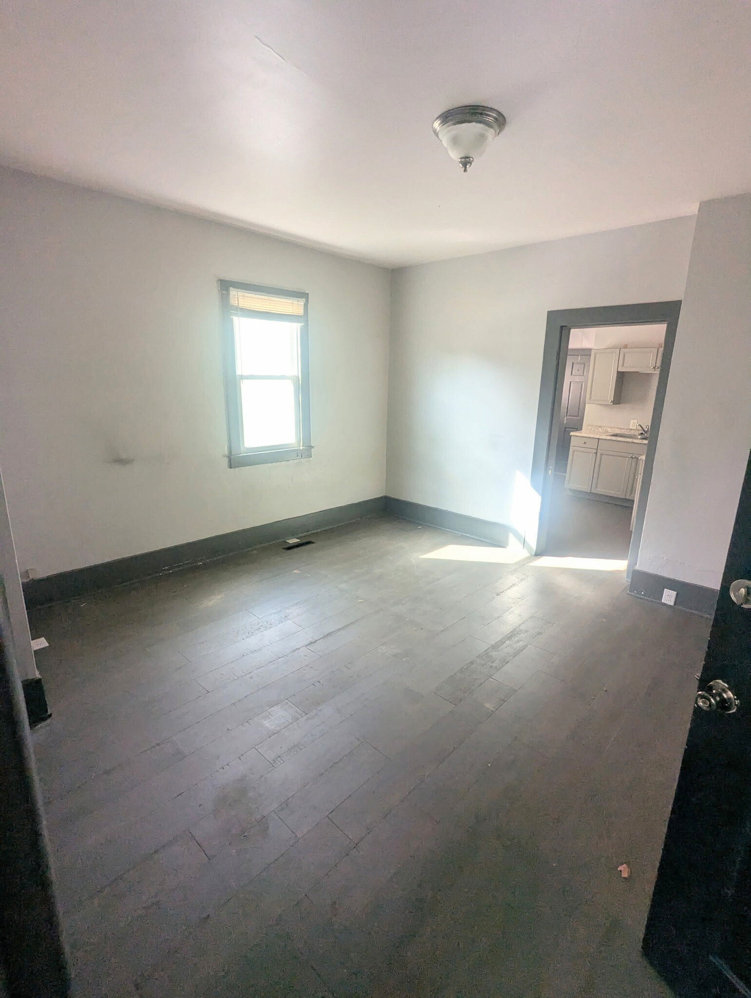 Building Photo - 803 W Chestnut St