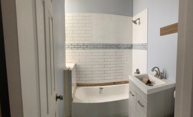 Primary Photo - 6036 S Eberhart Ave