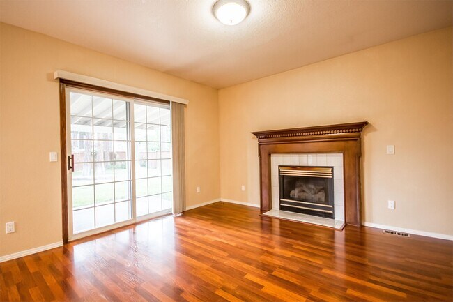 Building Photo - 206 S Riverside Harbor Dr