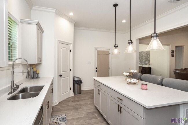 Building Photo - Fully Furnished!  5 bedroom, 3 bath home i...