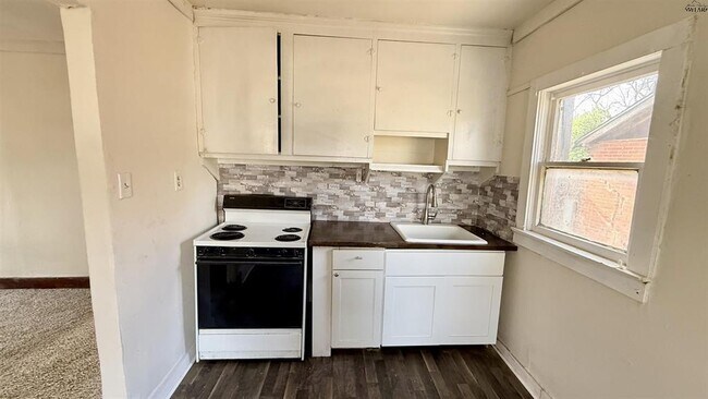 Building Photo - 2215 Roberts Ave