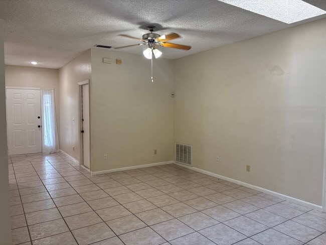 Building Photo - Hunters Creek - 3 Bedroom, 2 Bathroom Single Family Home