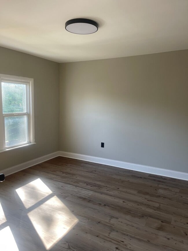 Building Photo - 637 S Rotherwood Ave