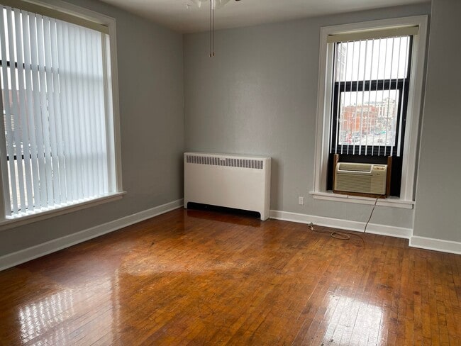 Building Photo - Large one room efficiency with large kitchen